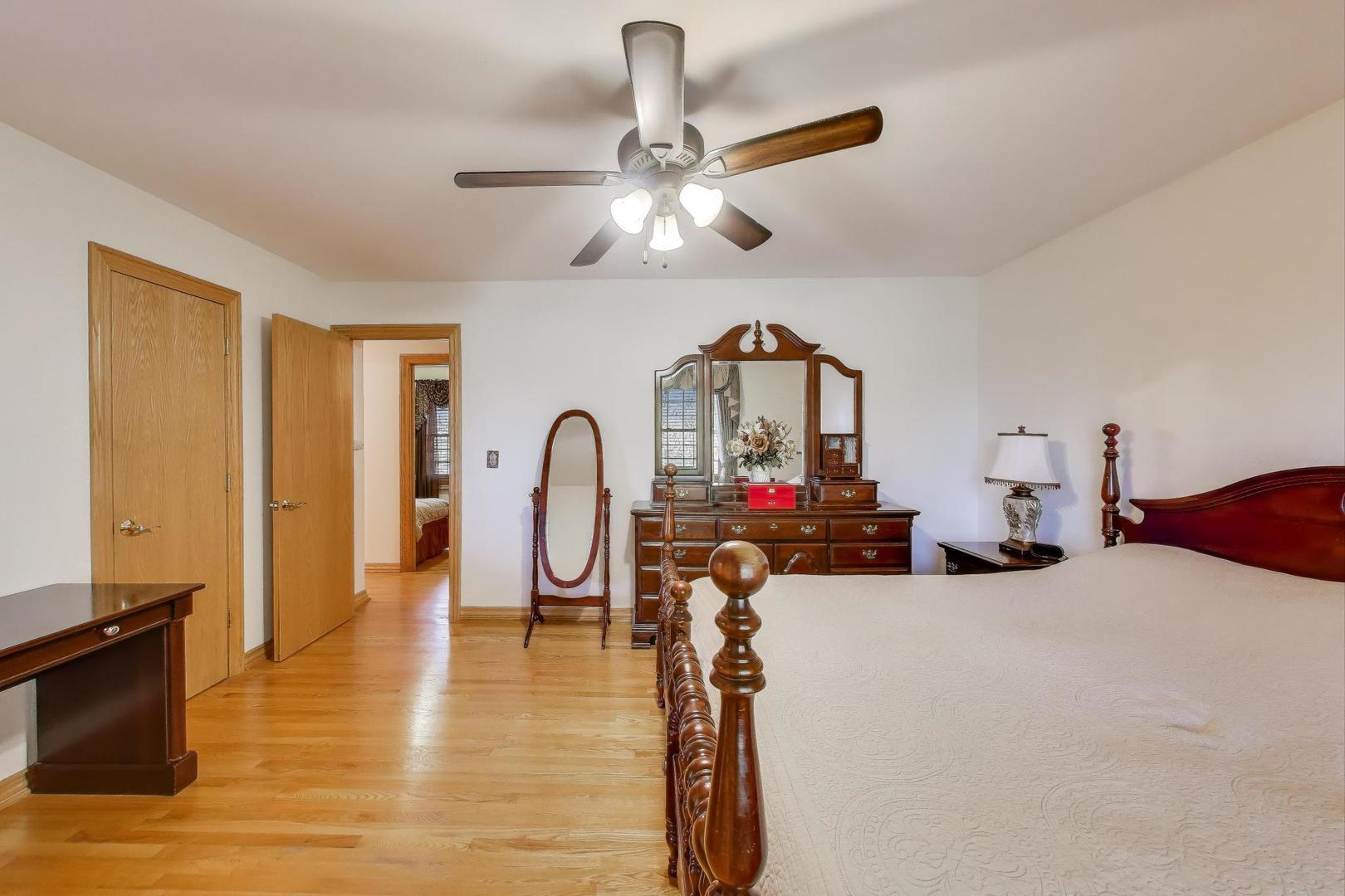 932 Kentucky Lane, Elk Grove Village, IL 60007