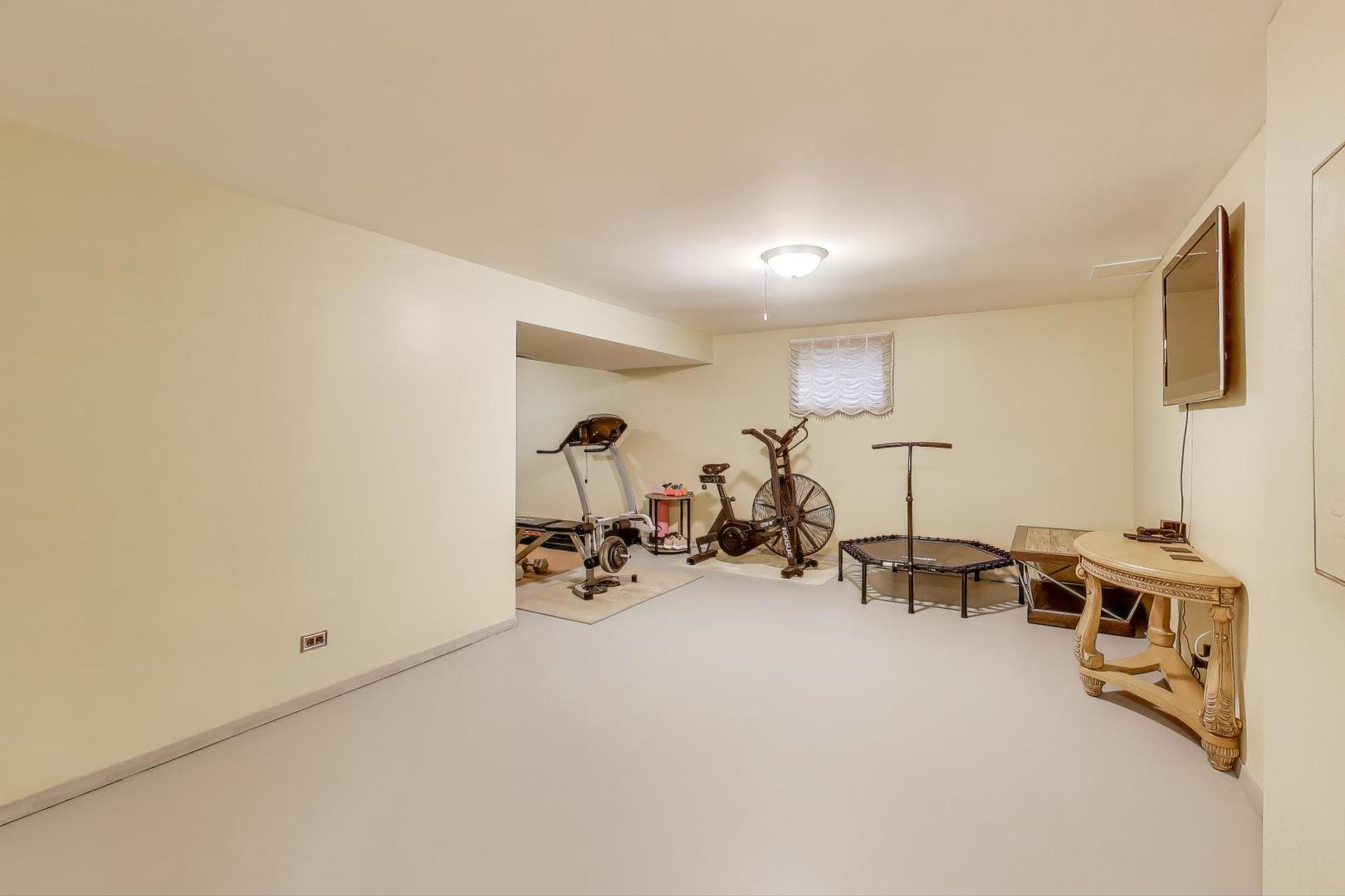 932 Kentucky Lane, Elk Grove Village, IL 60007