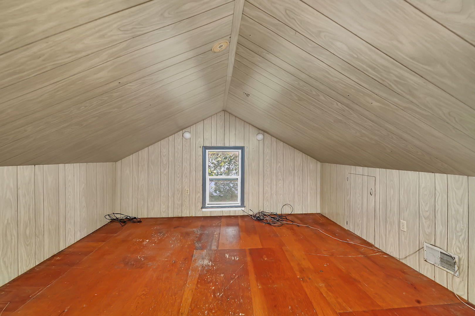 1636 N 4012th Road, Earlville, IL 60518