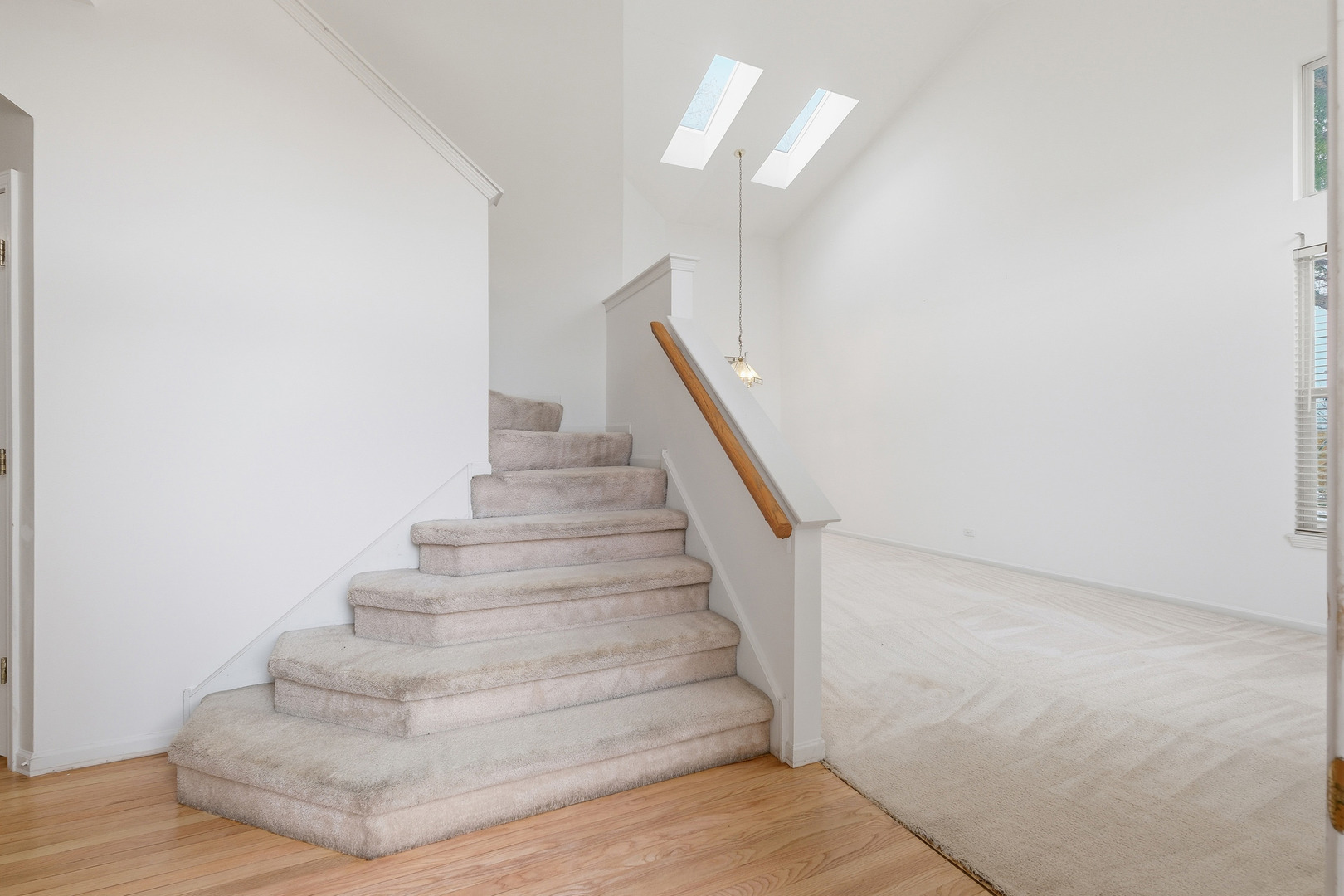 684 N Autumn Circle, Lindenhurst, IL 60046