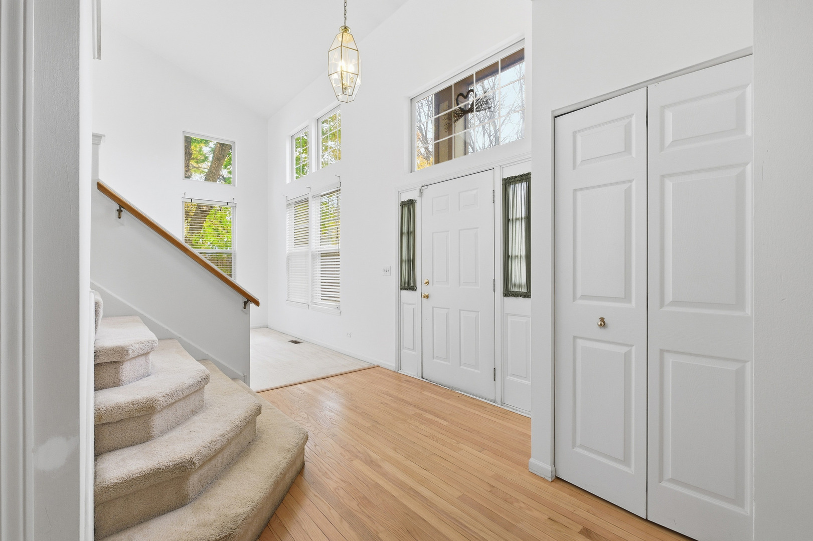 684 N Autumn Circle, Lindenhurst, IL 60046