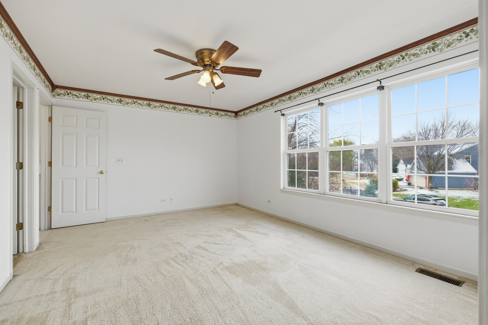 684 N Autumn Circle, Lindenhurst, IL 60046