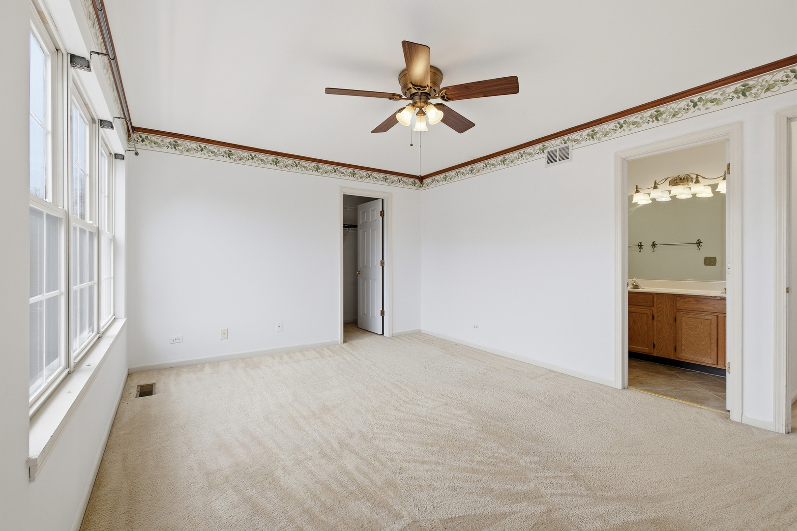 684 N Autumn Circle, Lindenhurst, IL 60046