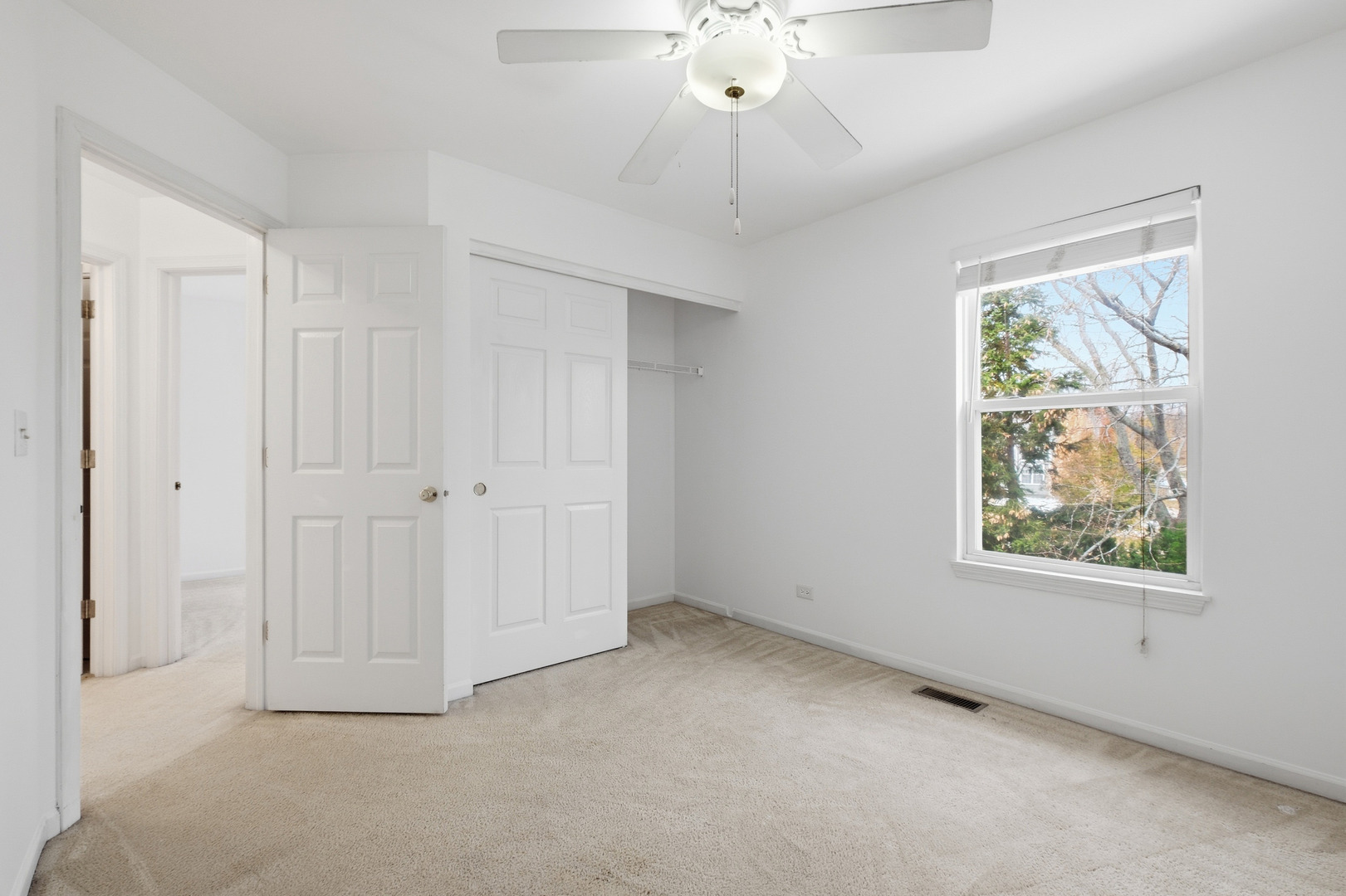 684 N Autumn Circle, Lindenhurst, IL 60046