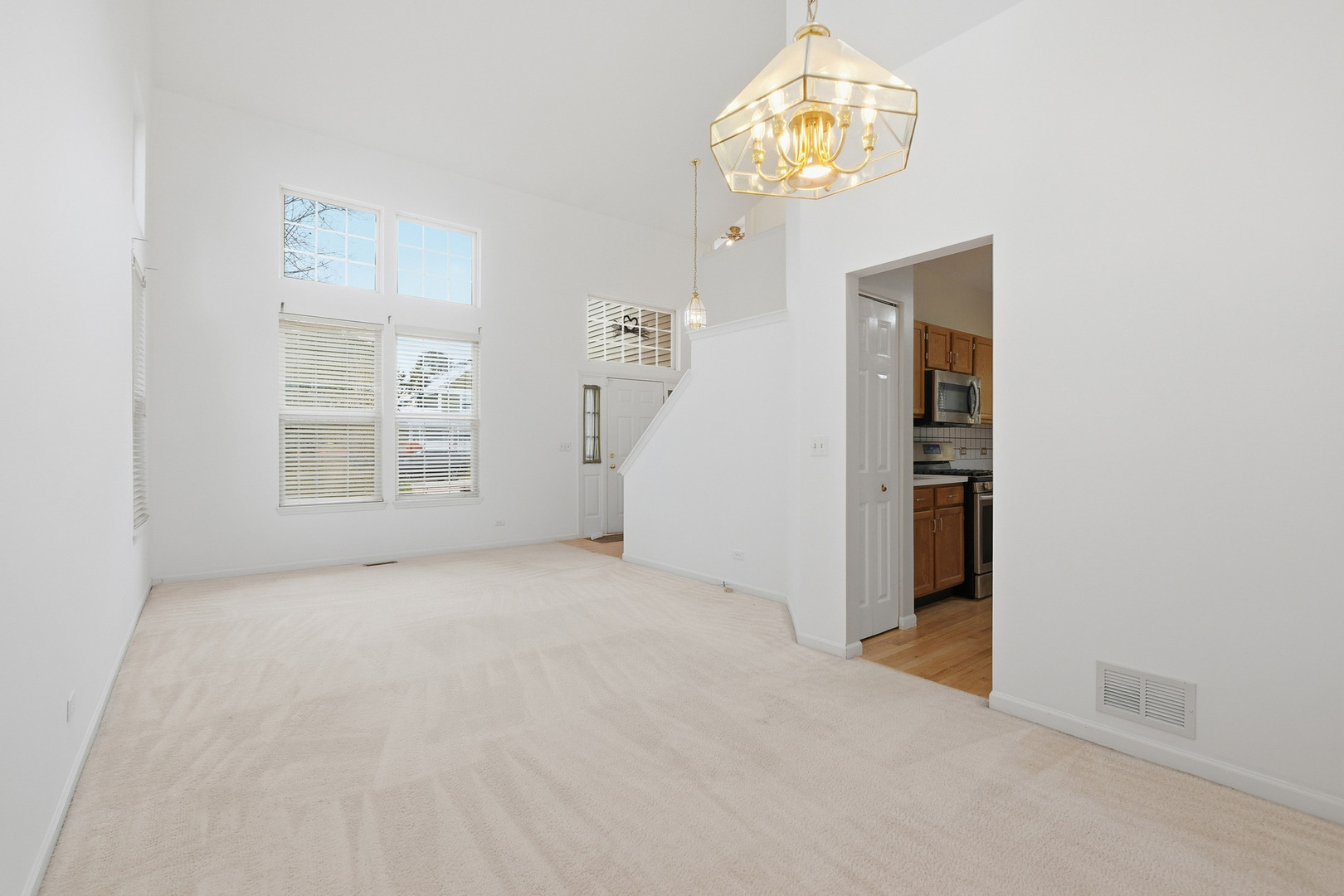 684 N Autumn Circle, Lindenhurst, IL 60046