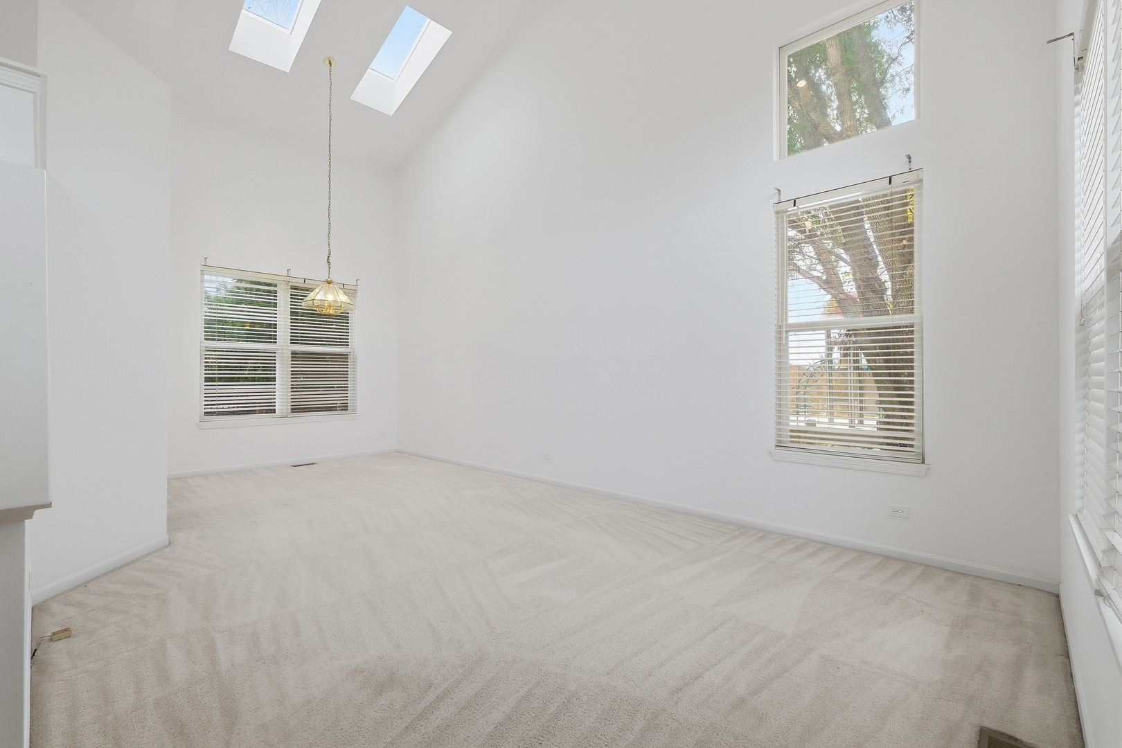 684 N Autumn Circle, Lindenhurst, IL 60046