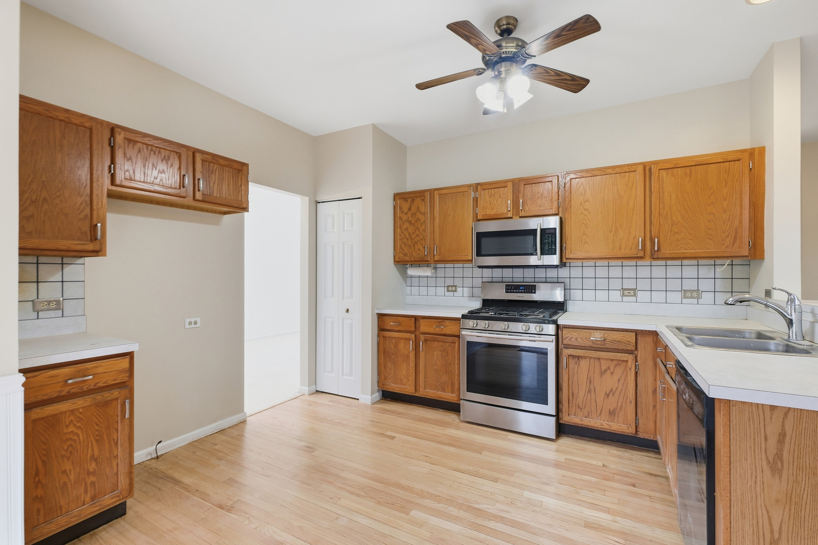 684 N Autumn Circle, Lindenhurst, IL 60046