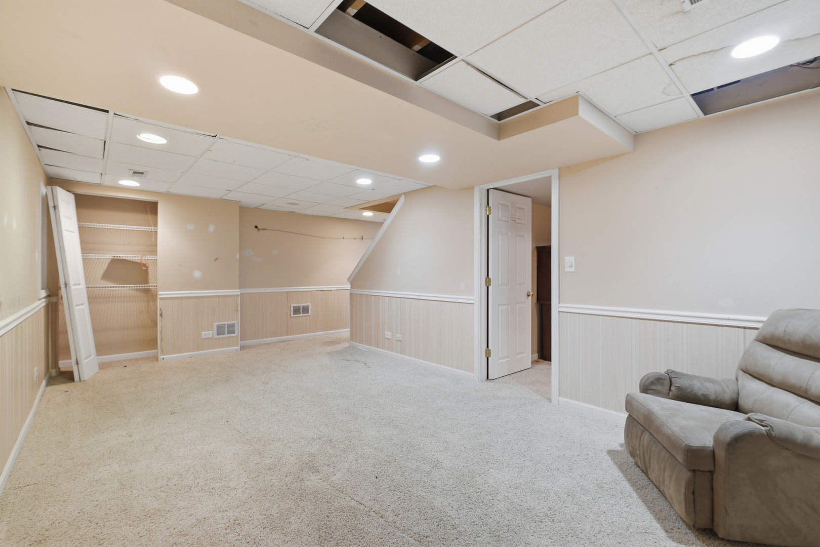 684 N Autumn Circle, Lindenhurst, IL 60046