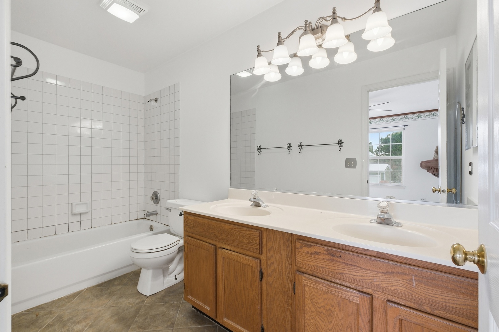 684 N Autumn Circle, Lindenhurst, IL 60046