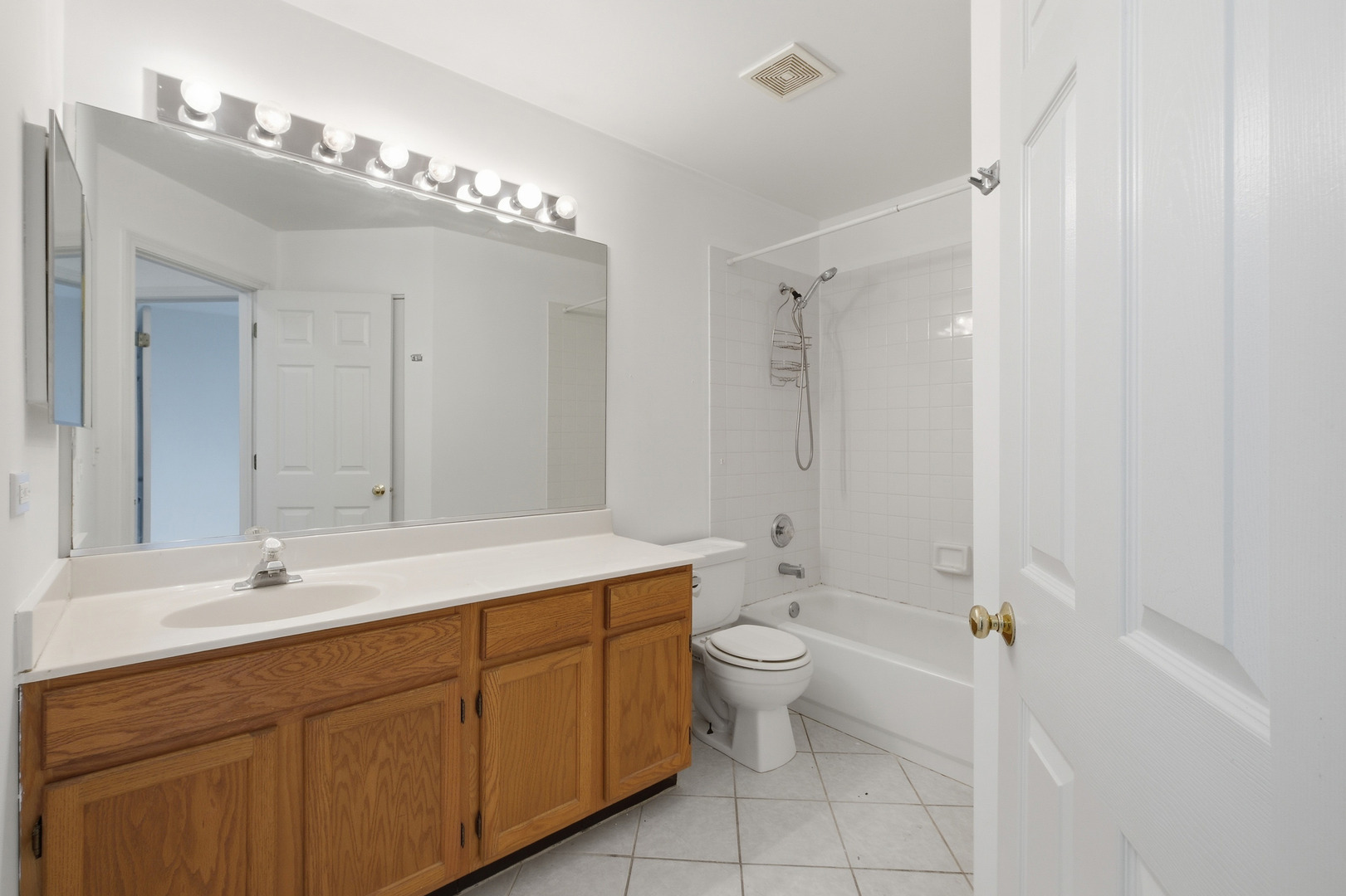 684 N Autumn Circle, Lindenhurst, IL 60046