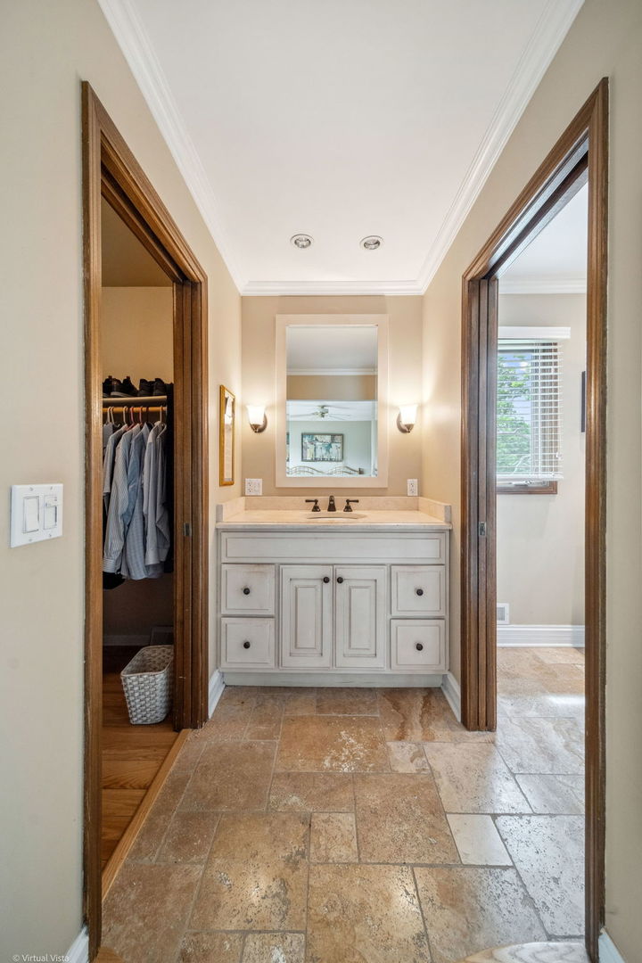 2s658 Avenue Vendome, Oak Brook, IL 60523