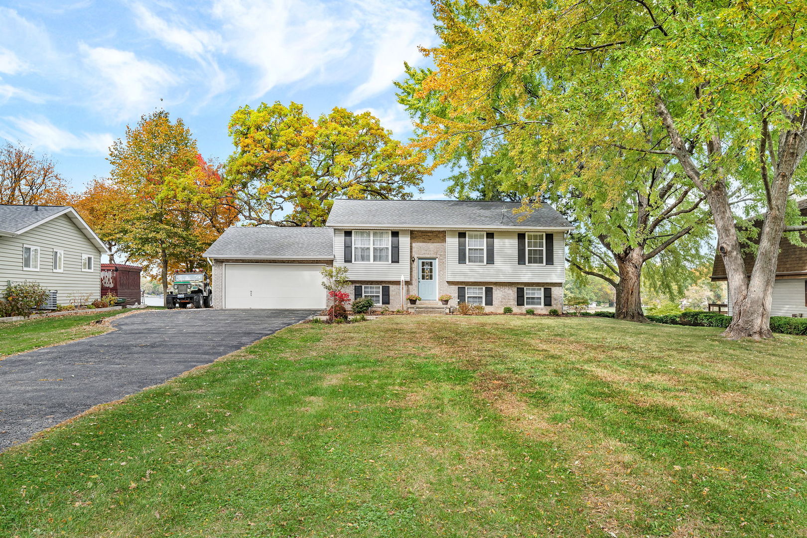 848 Lake Holiday Drive, Sandwich, IL 60548