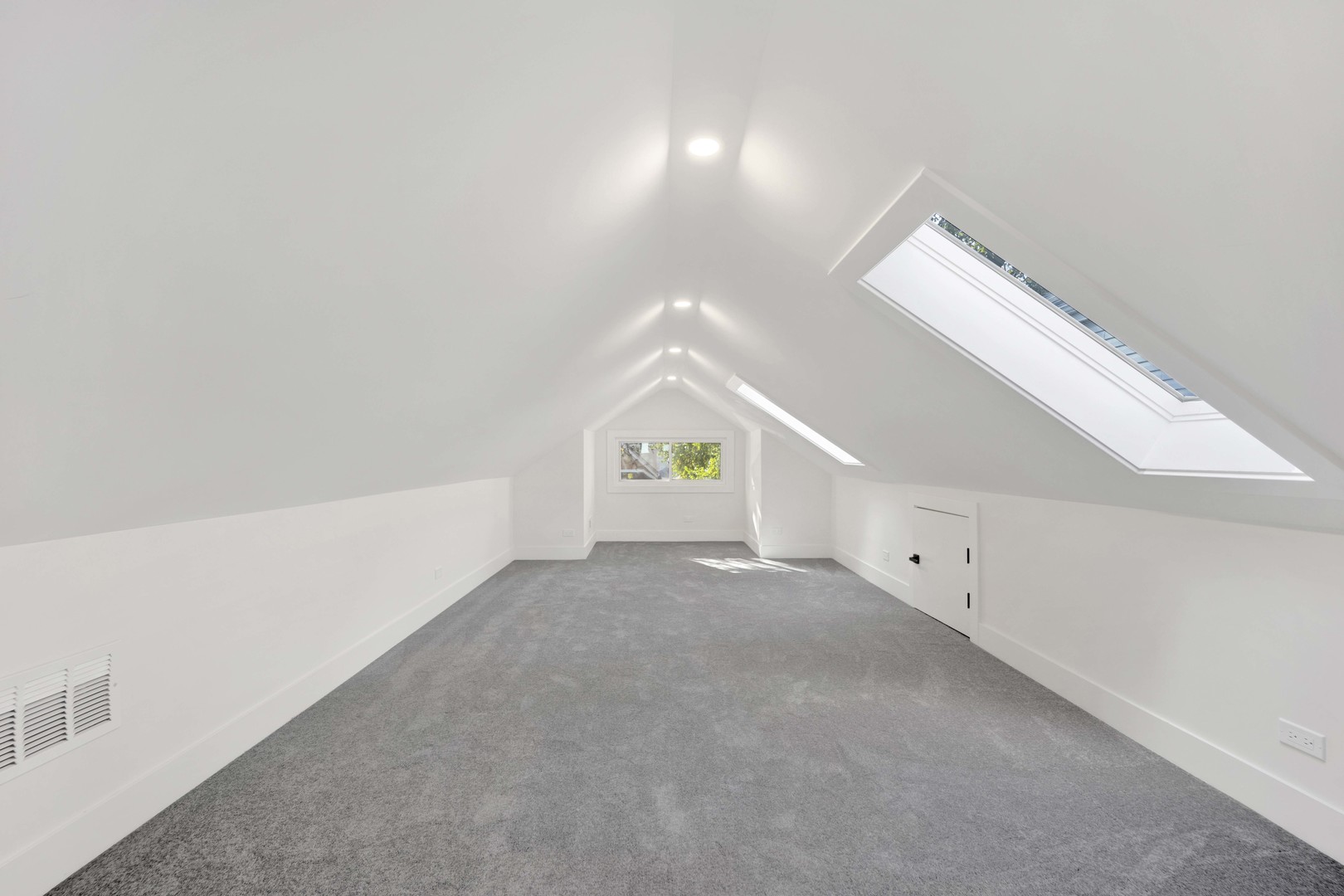 5844 W Leland Avenue, Chicago, IL 60630