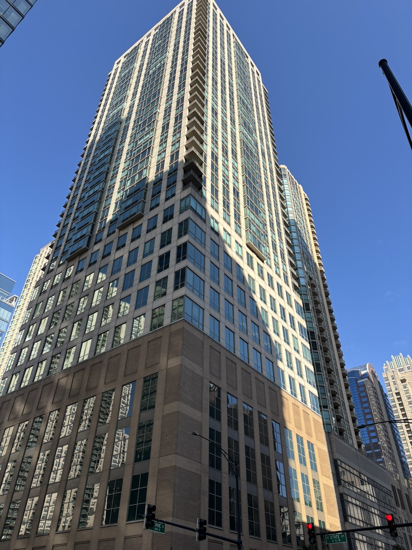 2 E ERIE Street #2204, Chicago, IL 60611
