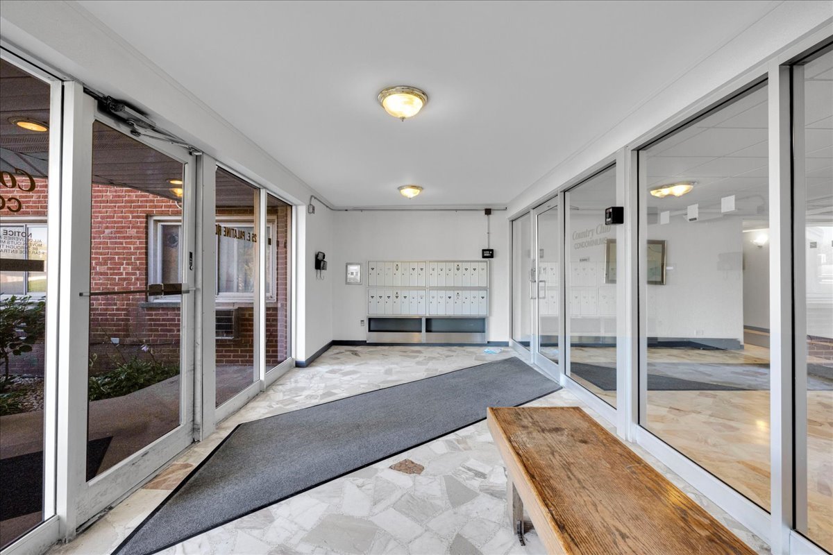 25 E Palatine Road #303, Arlington Heights, IL 60004