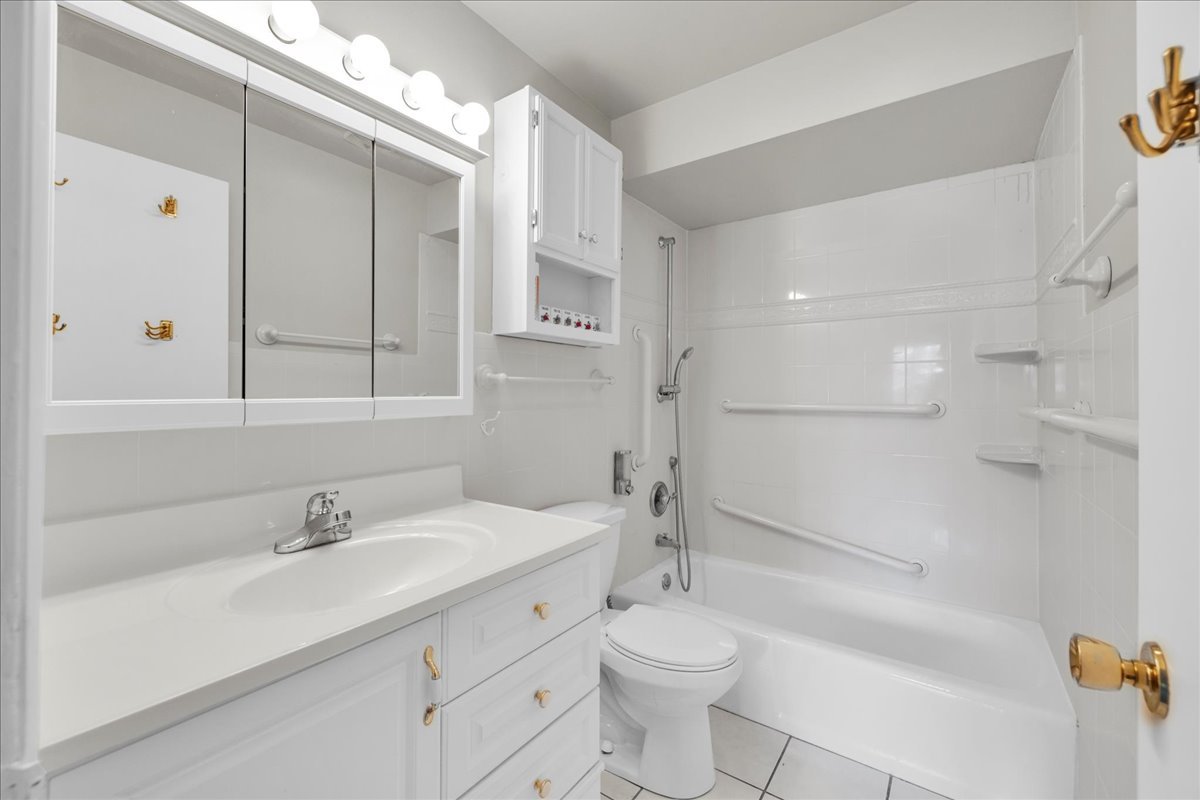 25 E Palatine Road #303, Arlington Heights, IL 60004