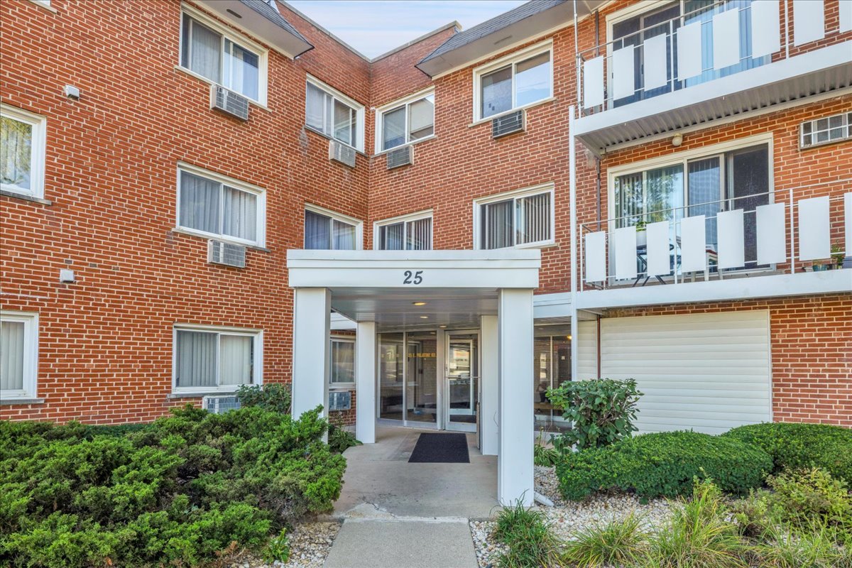 25 E Palatine Road #303, Arlington Heights, IL 60004