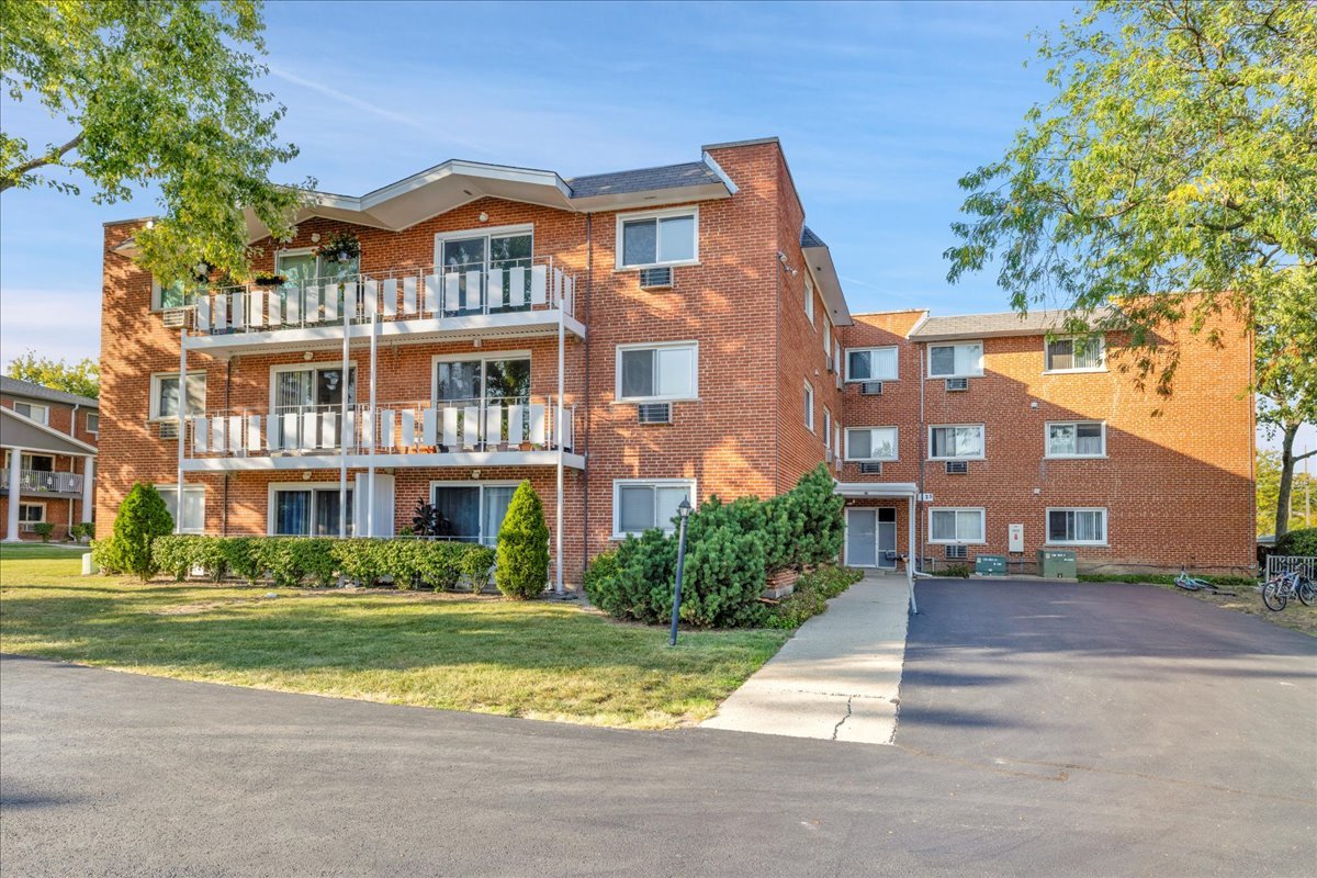 25 E Palatine Road #303, Arlington Heights, IL 60004