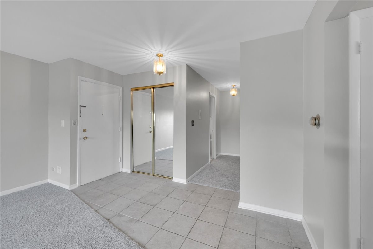 25 E Palatine Road #303, Arlington Heights, IL 60004