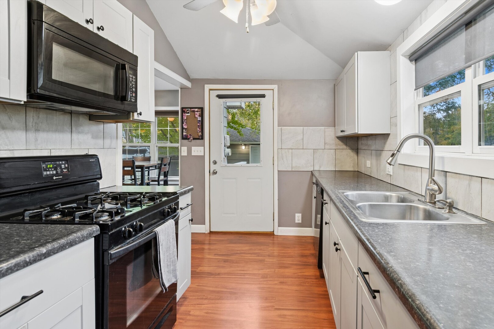 907 Maple Avenue, Lisle, IL 60532