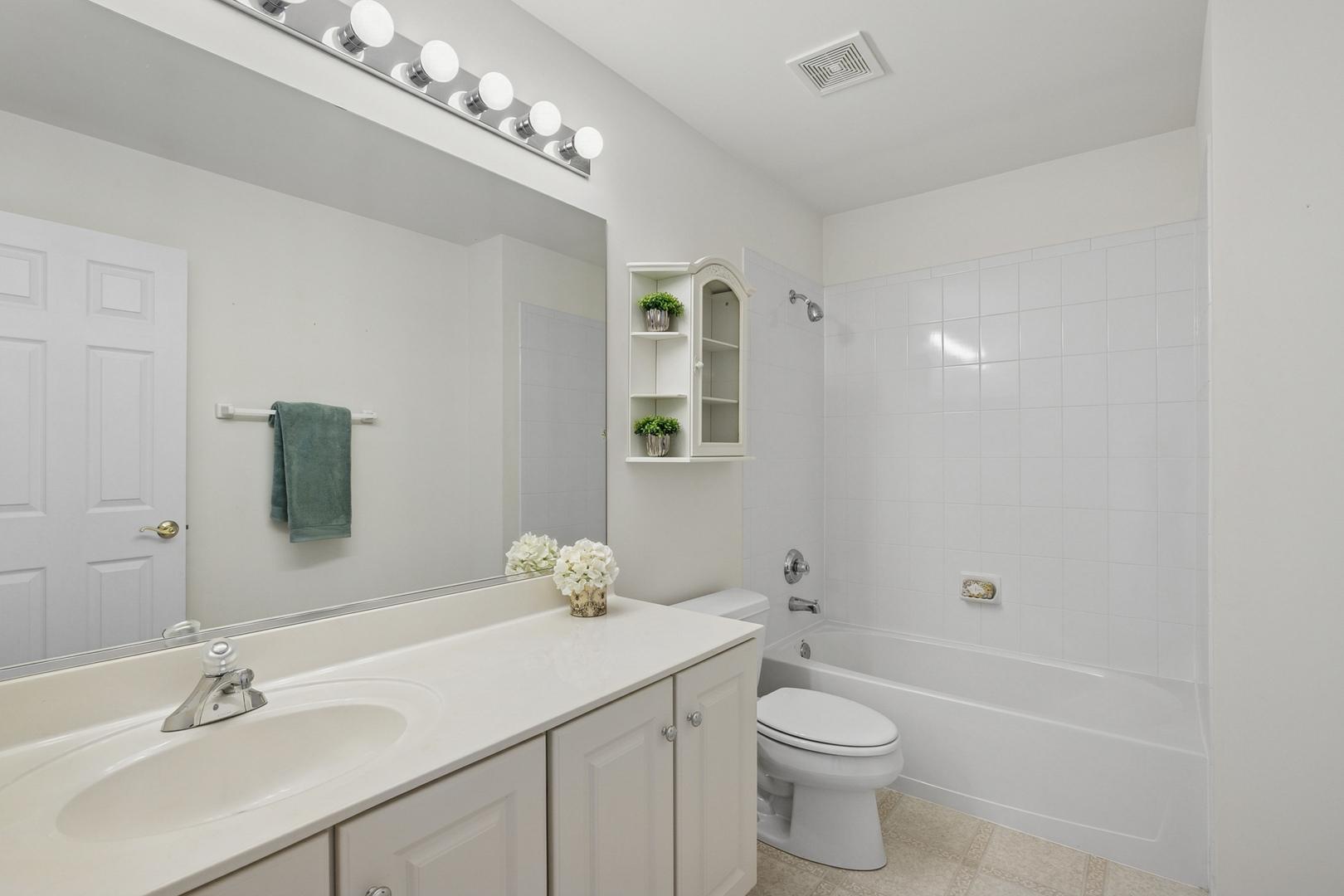 2325 Carillon Drive, Grayslake, IL 60030