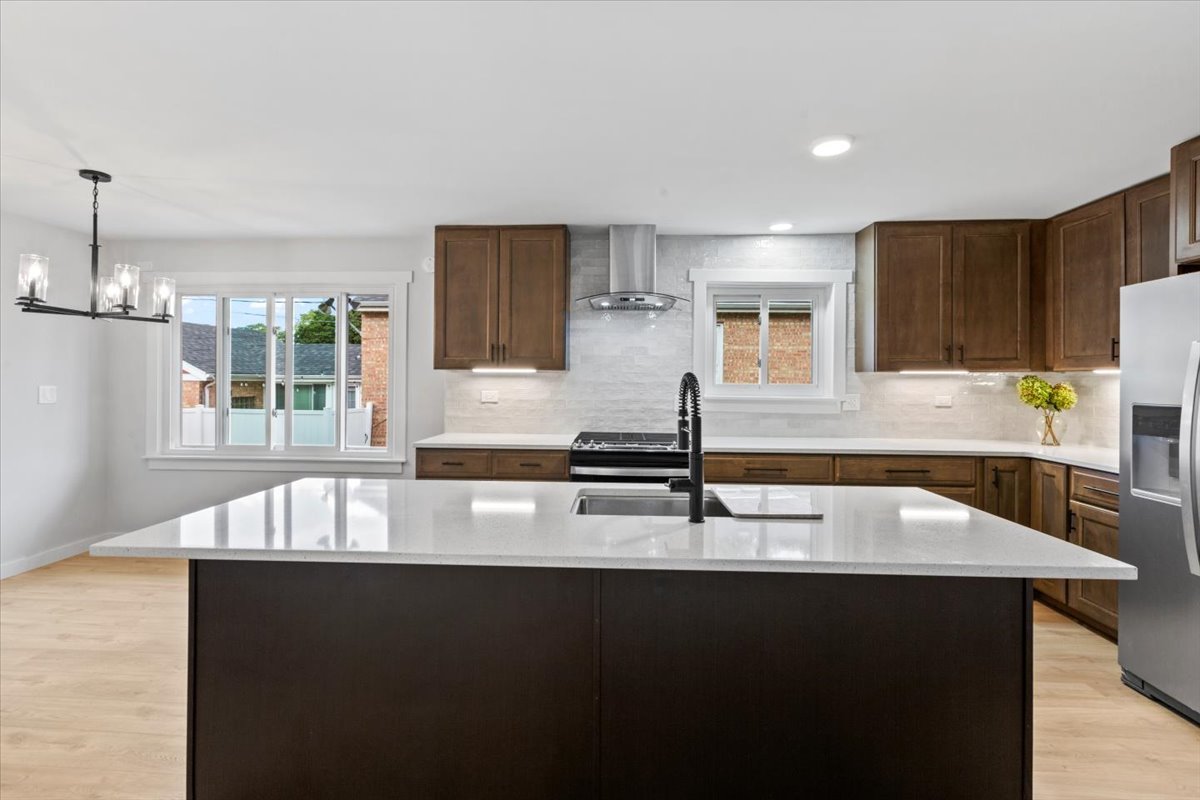 10206 S Saint Louis Avenue, Evergreen Park, IL 60805