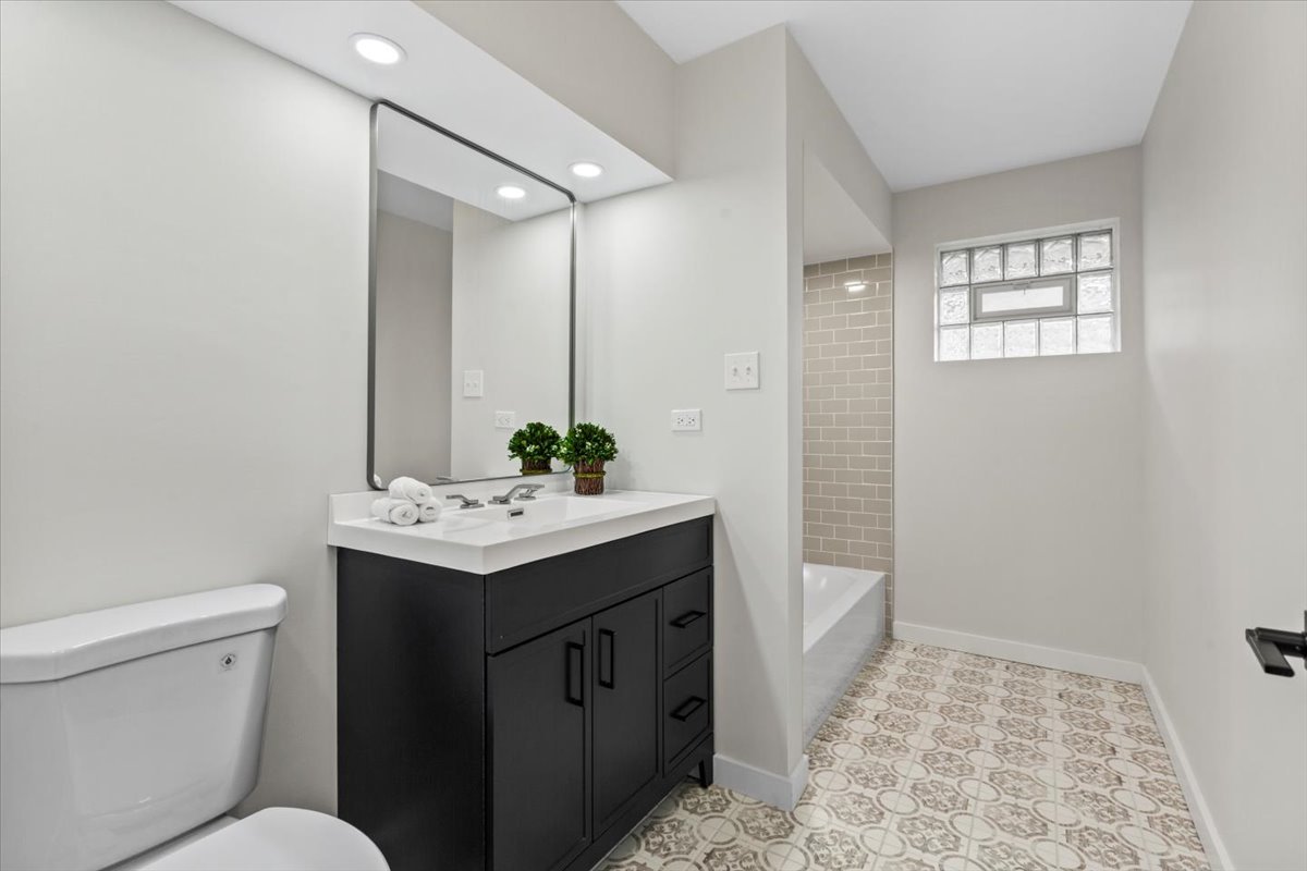 10206 S Saint Louis Avenue, Evergreen Park, IL 60805