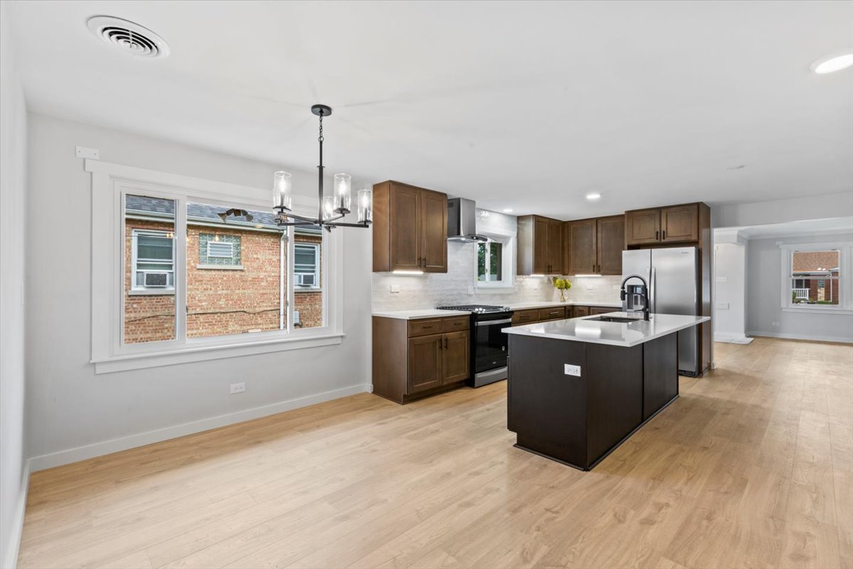 10206 S Saint Louis Avenue, Evergreen Park, IL 60805