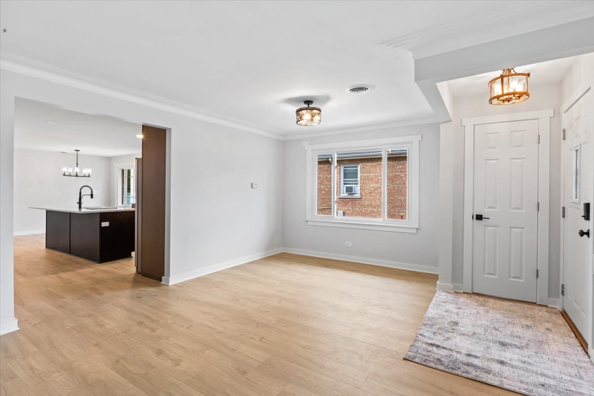 10206 S Saint Louis Avenue, Evergreen Park, IL 60805