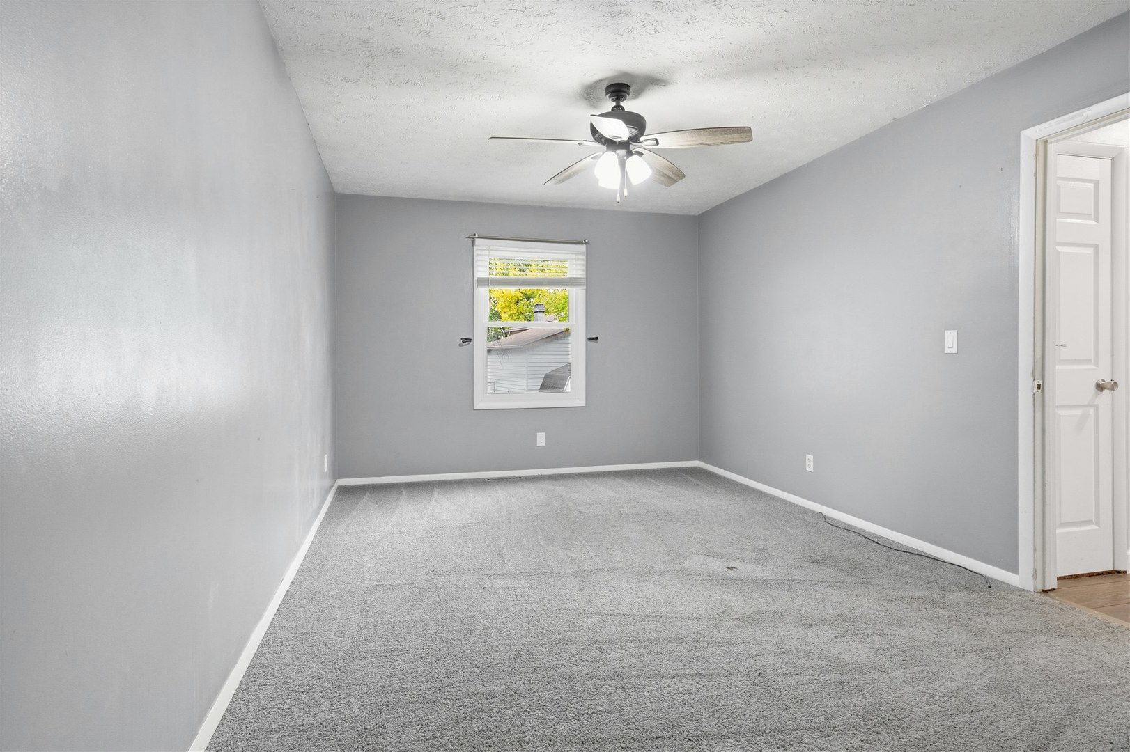 1516 N Hershey Road, Bloomington, IL 61704