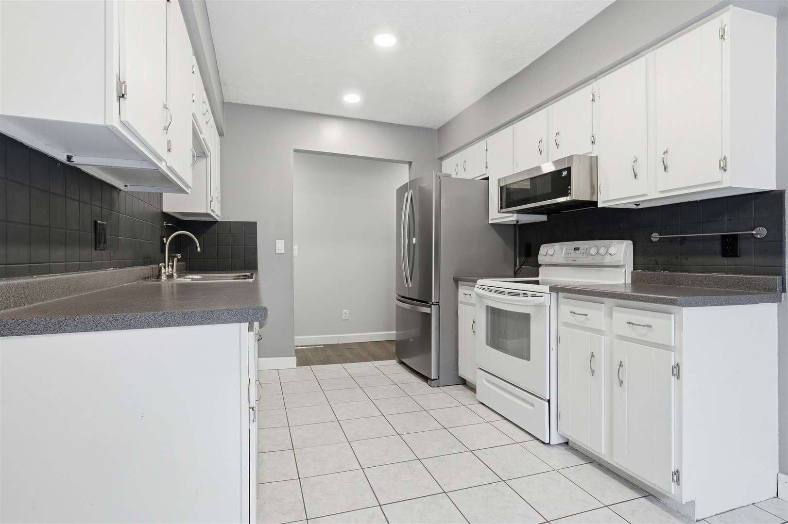 1516 N Hershey Road, Bloomington, IL 61704