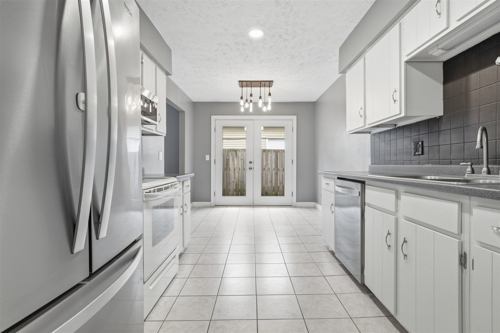 1516 N Hershey Road, Bloomington, IL 61704