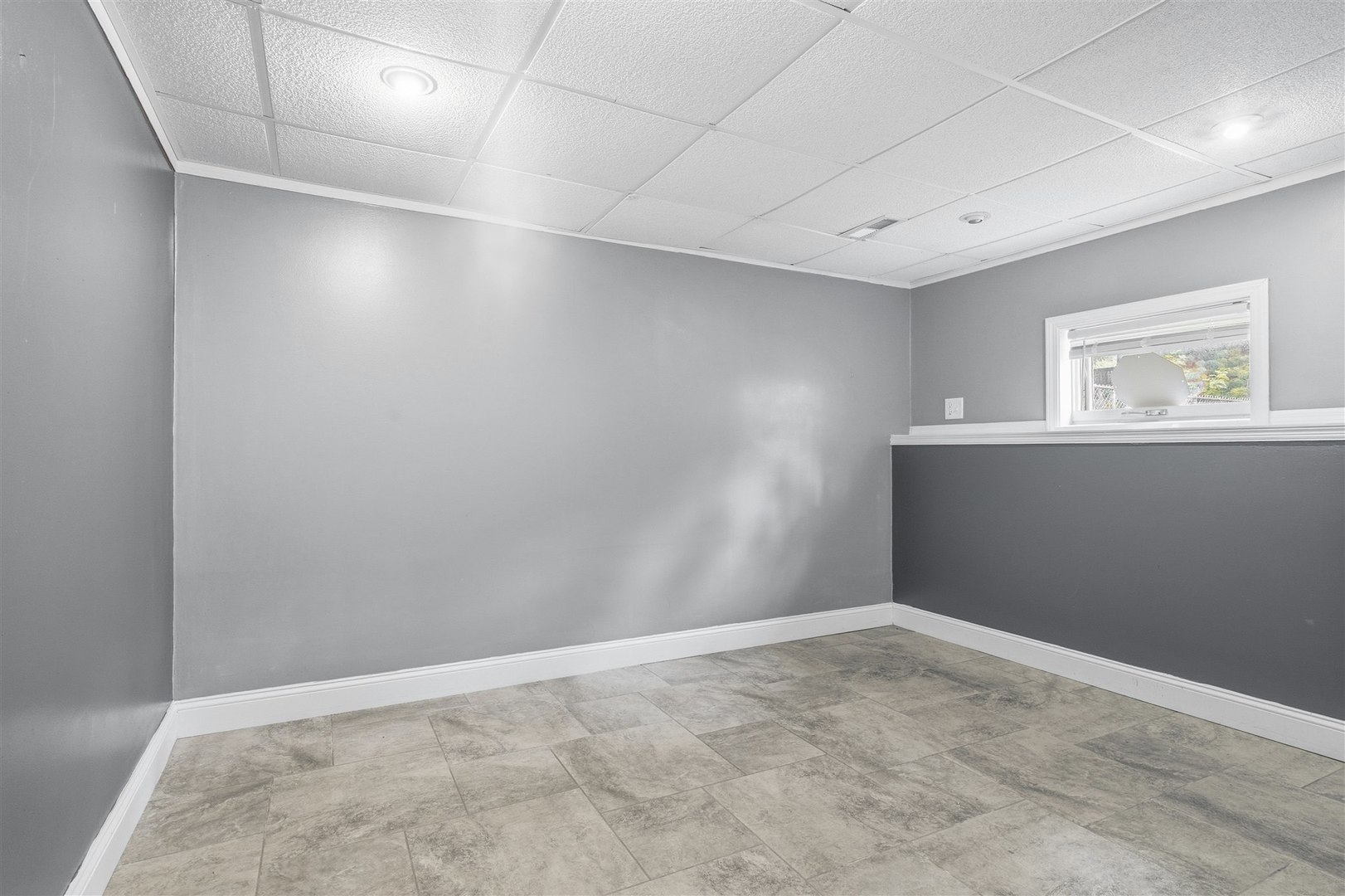 1516 N Hershey Road, Bloomington, IL 61704