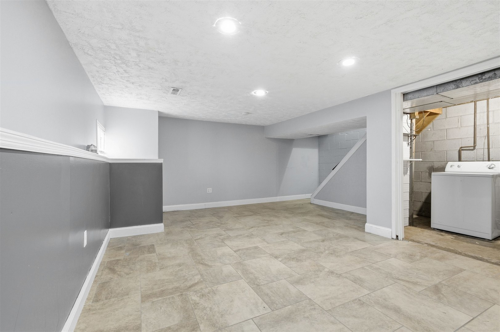 1516 N Hershey Road, Bloomington, IL 61704