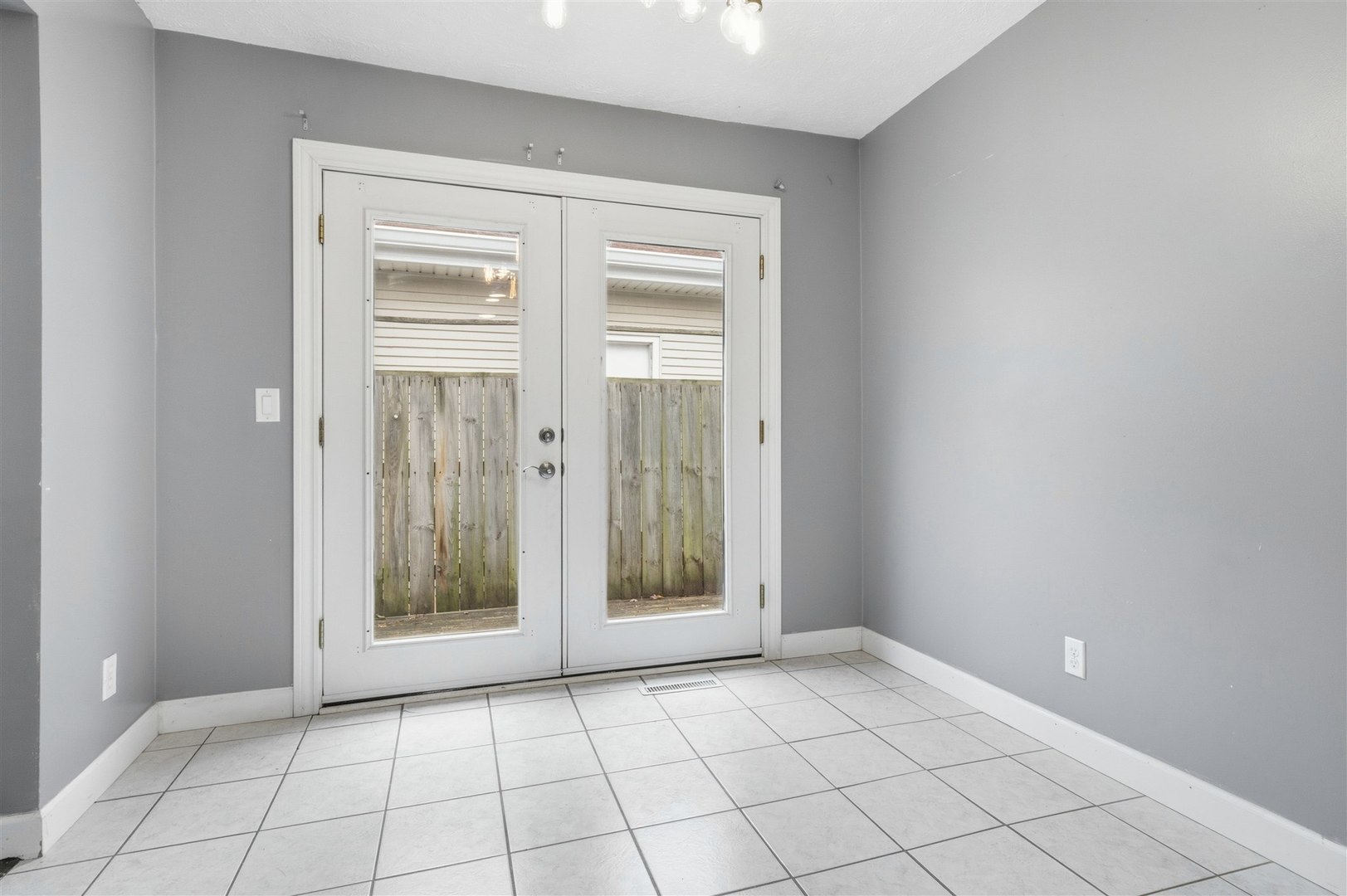 1516 N Hershey Road, Bloomington, IL 61704