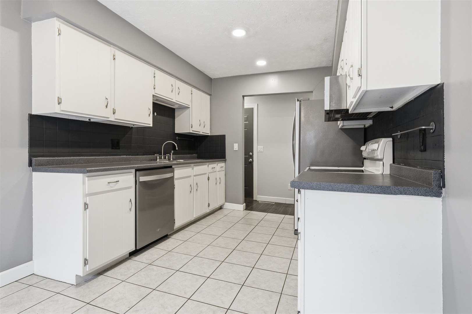 1516 N Hershey Road, Bloomington, IL 61704