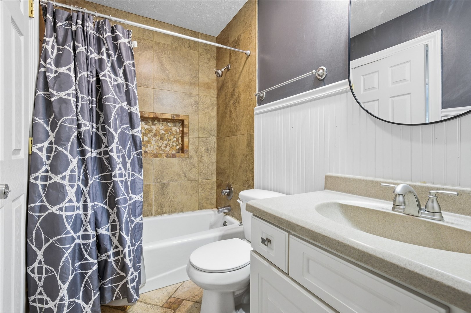 1516 N Hershey Road, Bloomington, IL 61704