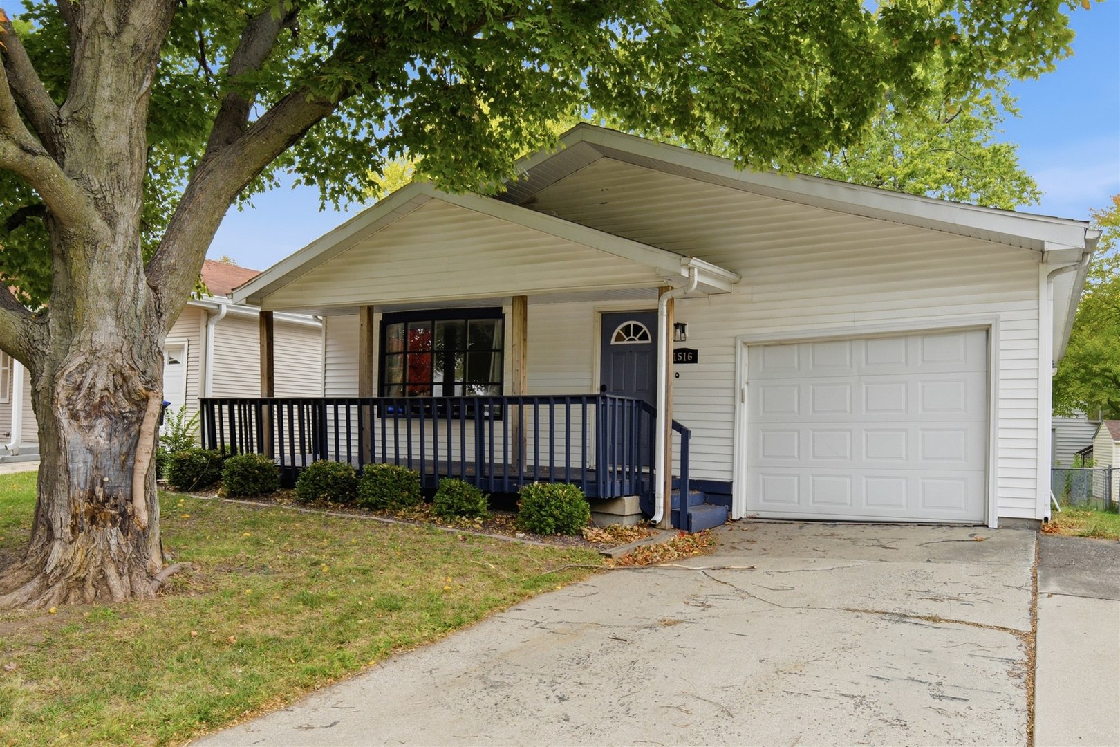 1516 N Hershey Road, Bloomington, IL 61704