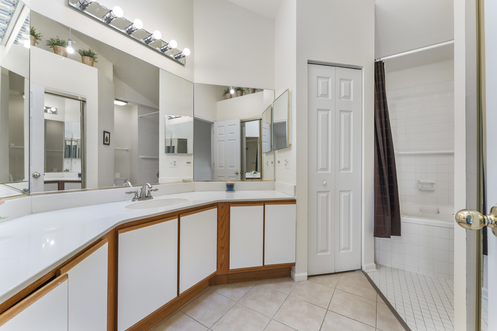 60 Whitman Court, Schaumburg, IL 60173