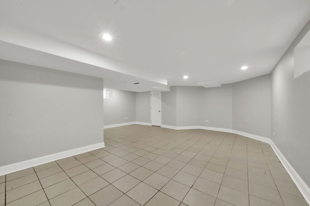 8033 S Campbell Avenue, Chicago, IL 60652