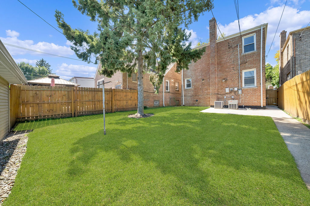 8033 S Campbell Avenue, Chicago, IL 60652