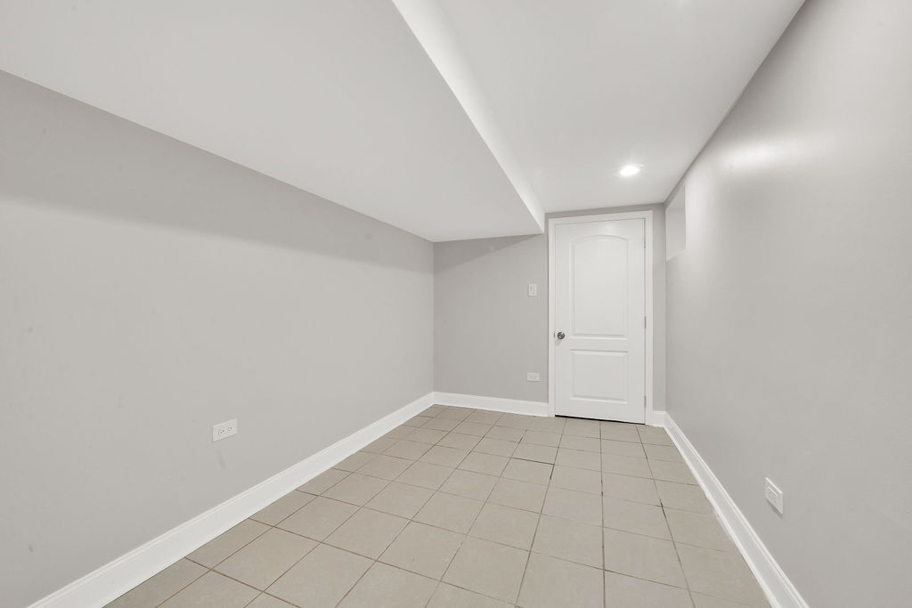 8033 S Campbell Avenue, Chicago, IL 60652