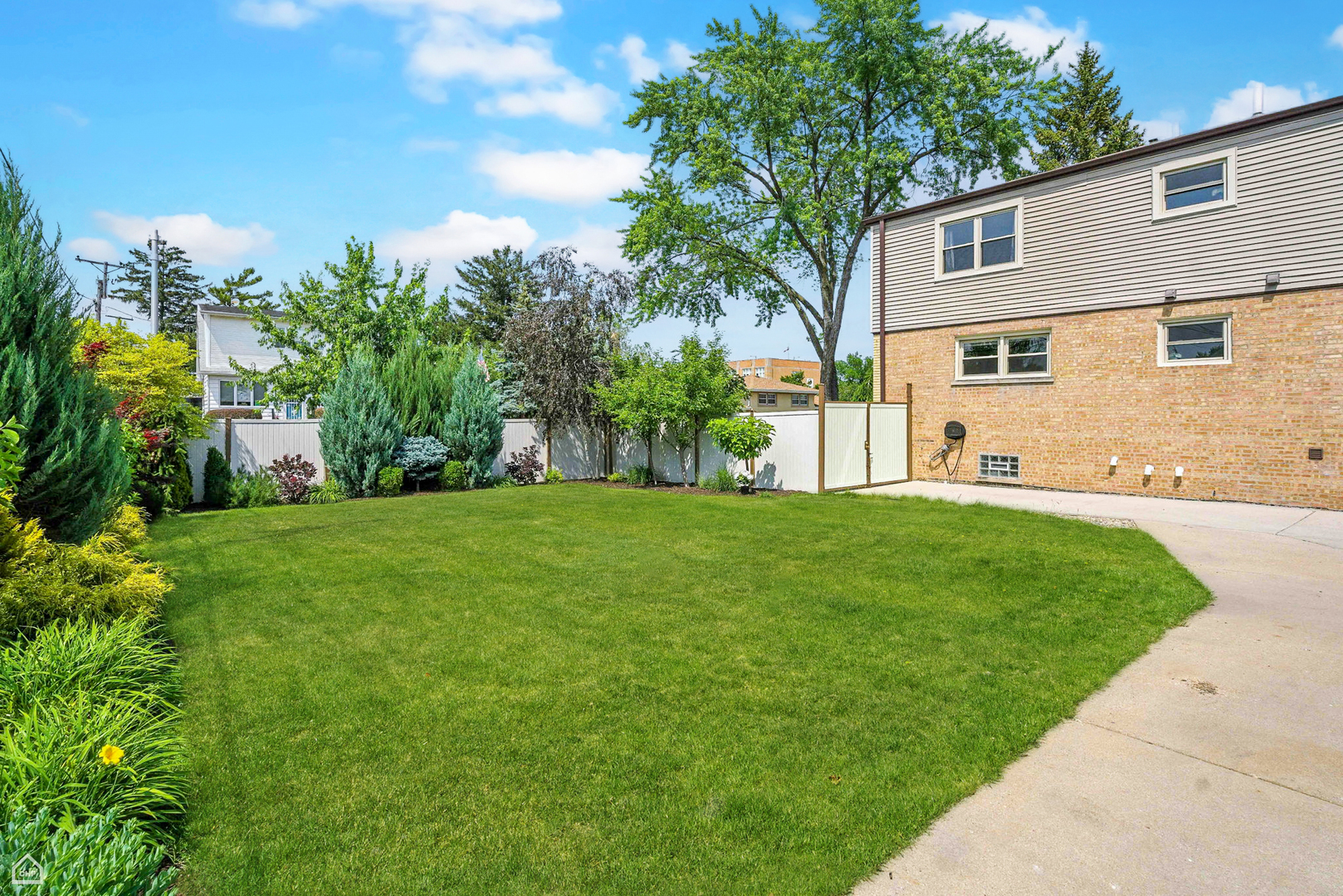 7515 W Roscoe Street, Chicago, IL 60634