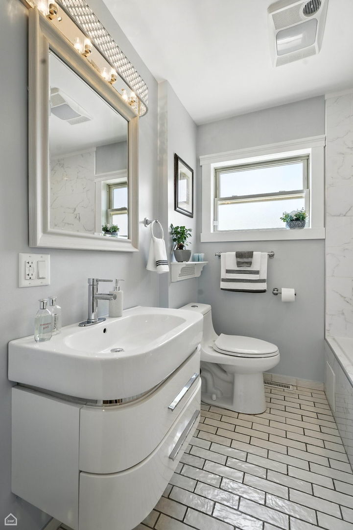 7515 W Roscoe Street, Chicago, IL 60634