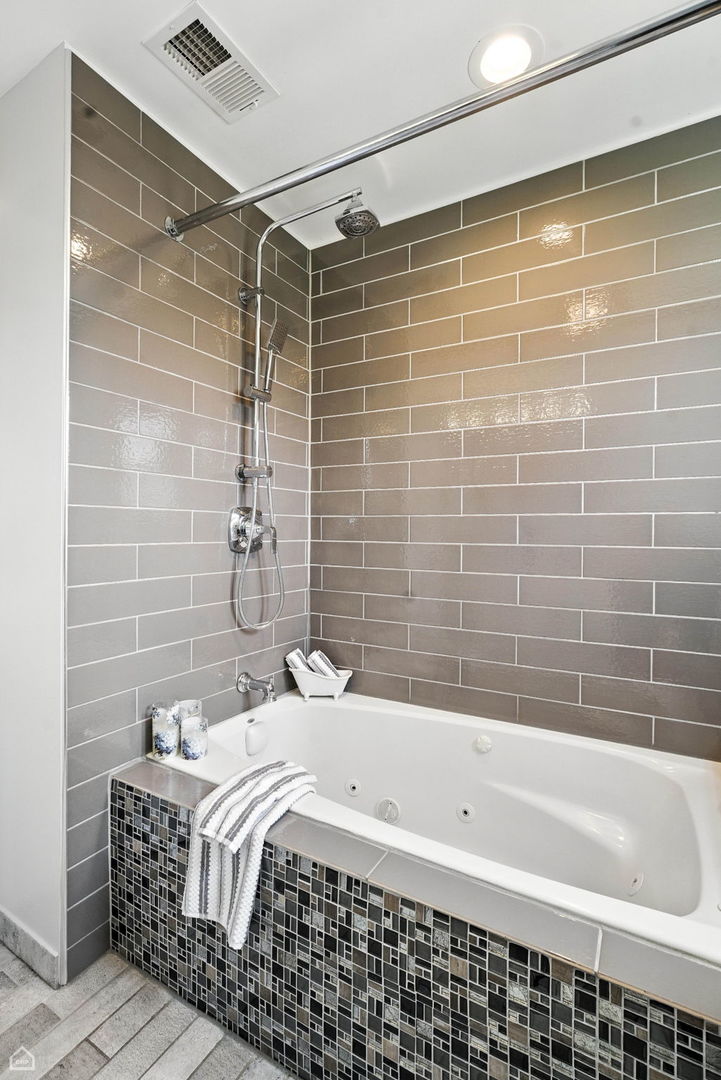 7515 W Roscoe Street, Chicago, IL 60634