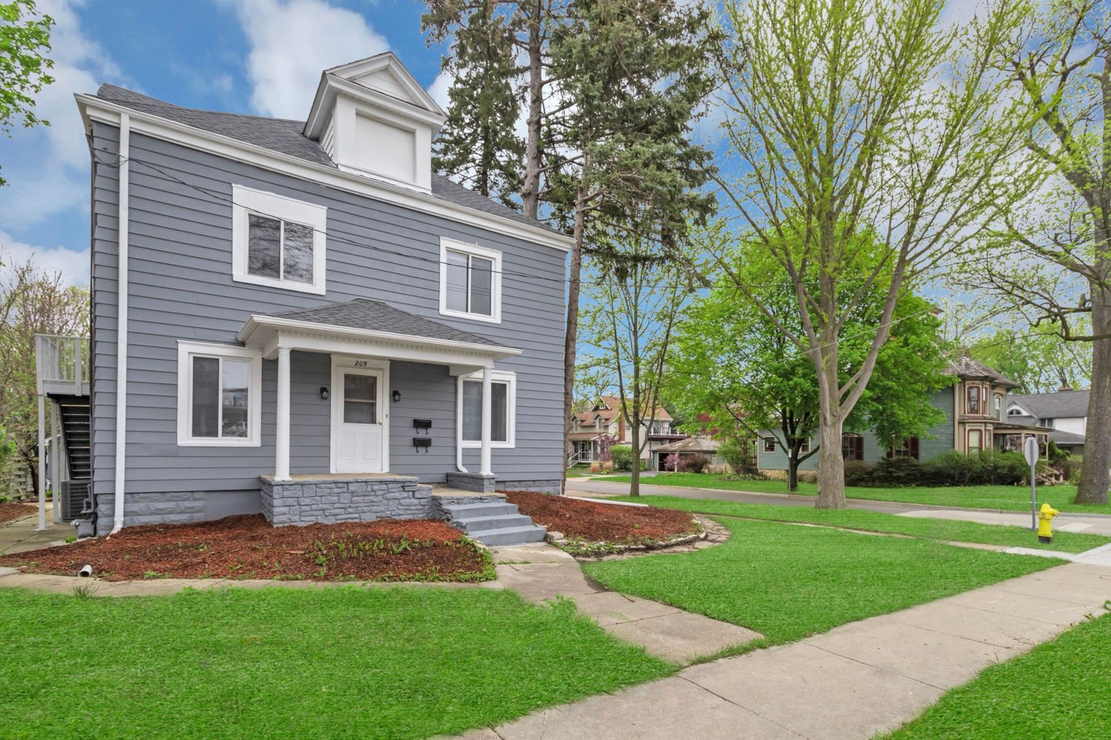 209 E Washington Street, West Chicago, IL 60185