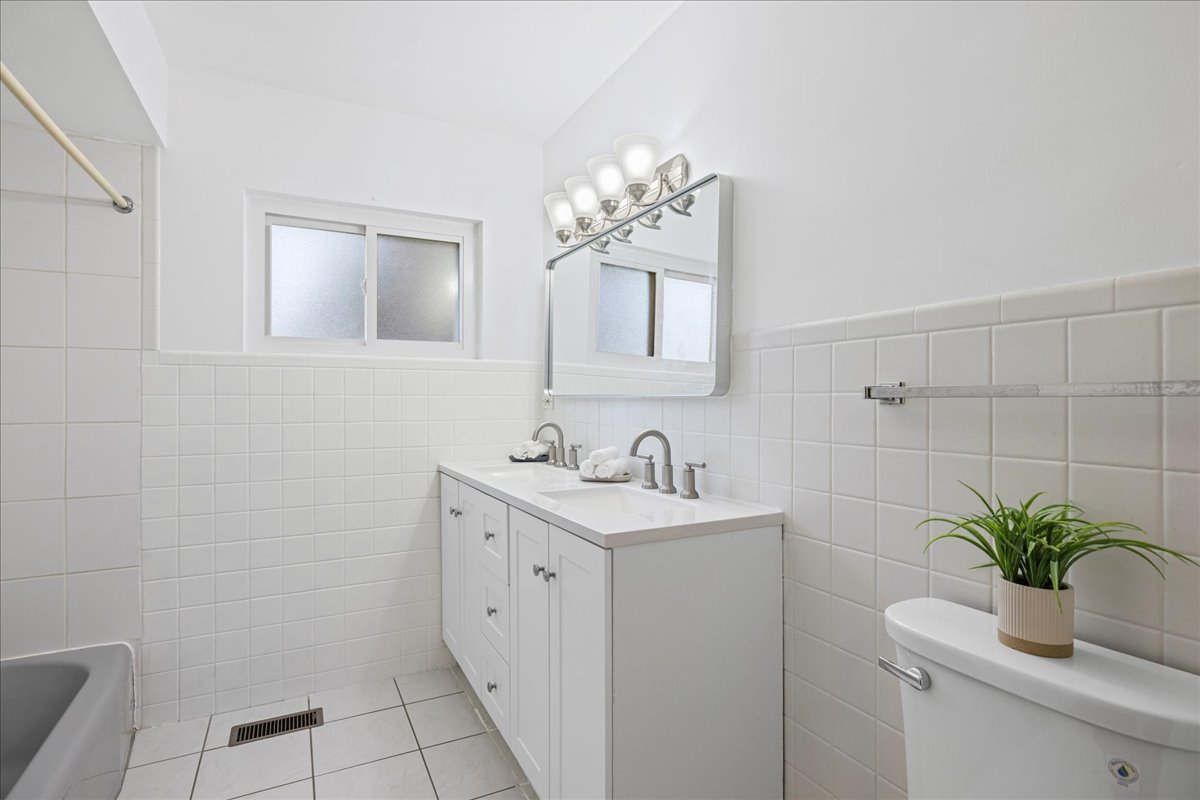 1605 E Frederick Street, Arlington Heights, IL 60004