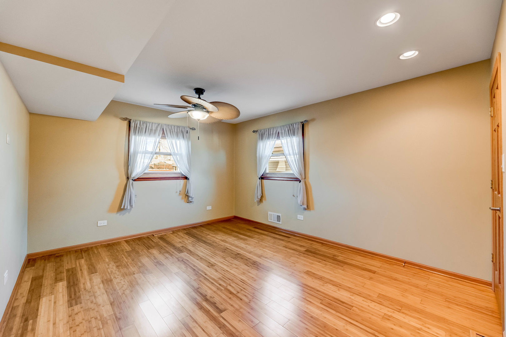 7806 W 83rd Street, Bridgeview, IL 60455