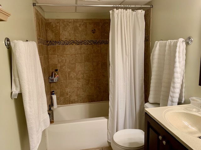 1526 N Hershey Road, Bloomington, IL 61704