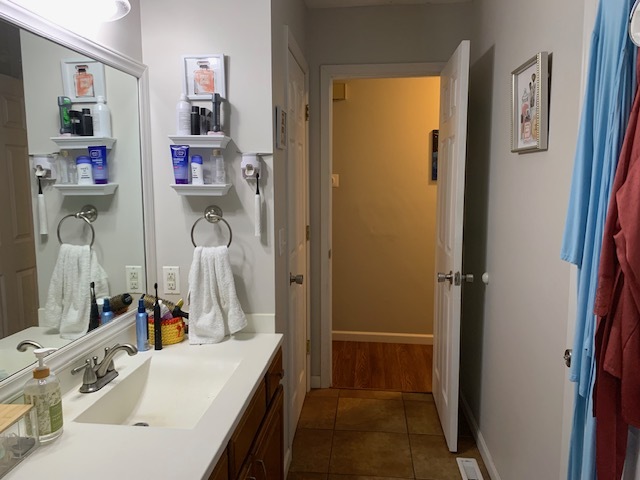 1526 N Hershey Road, Bloomington, IL 61704